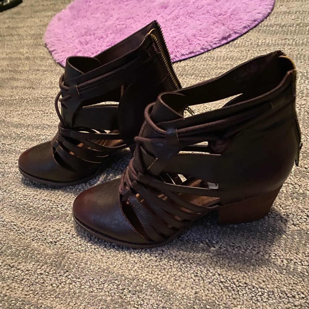 Cute booties. Never worn
